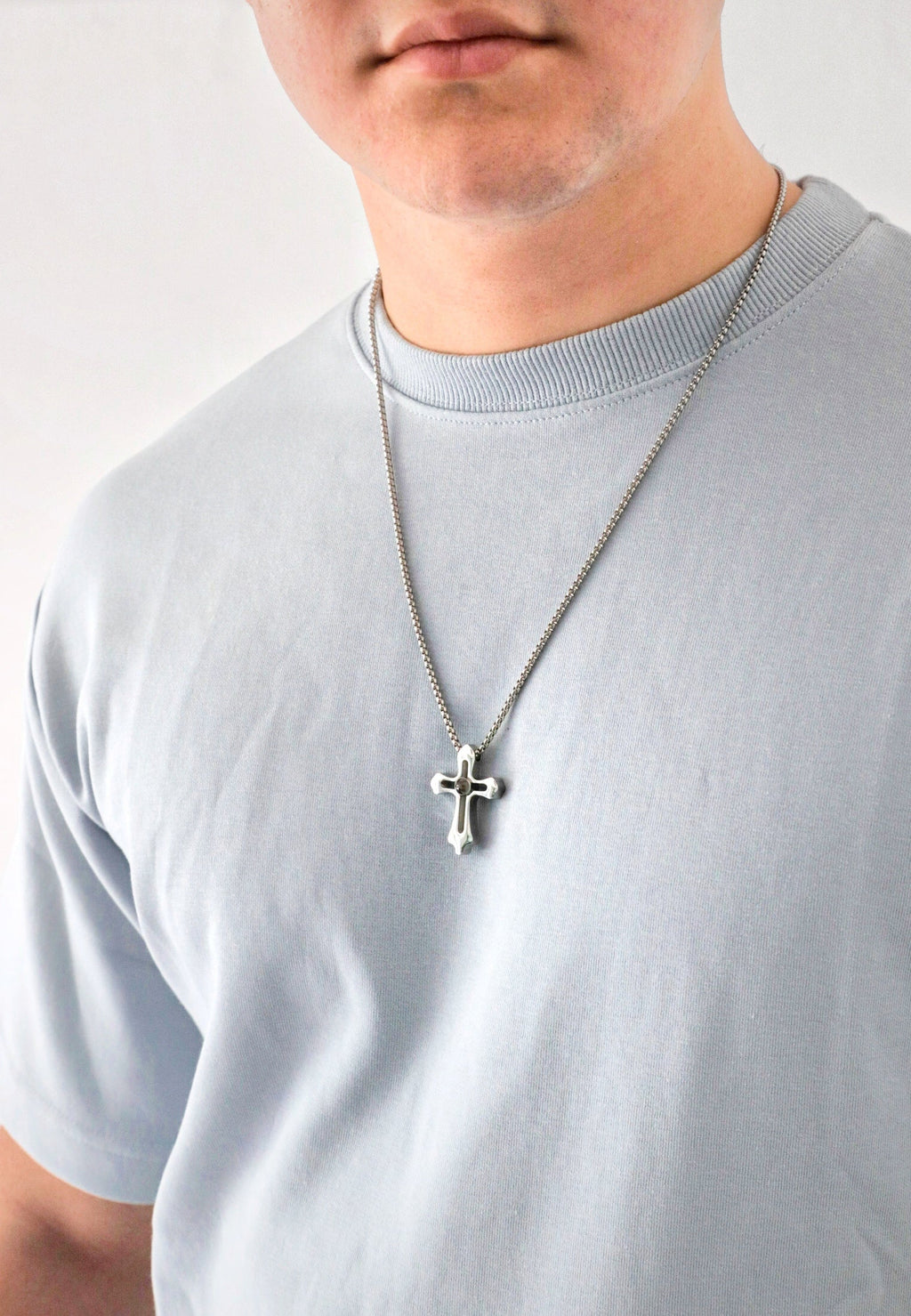 Cadena cruz titán ojo de cristal