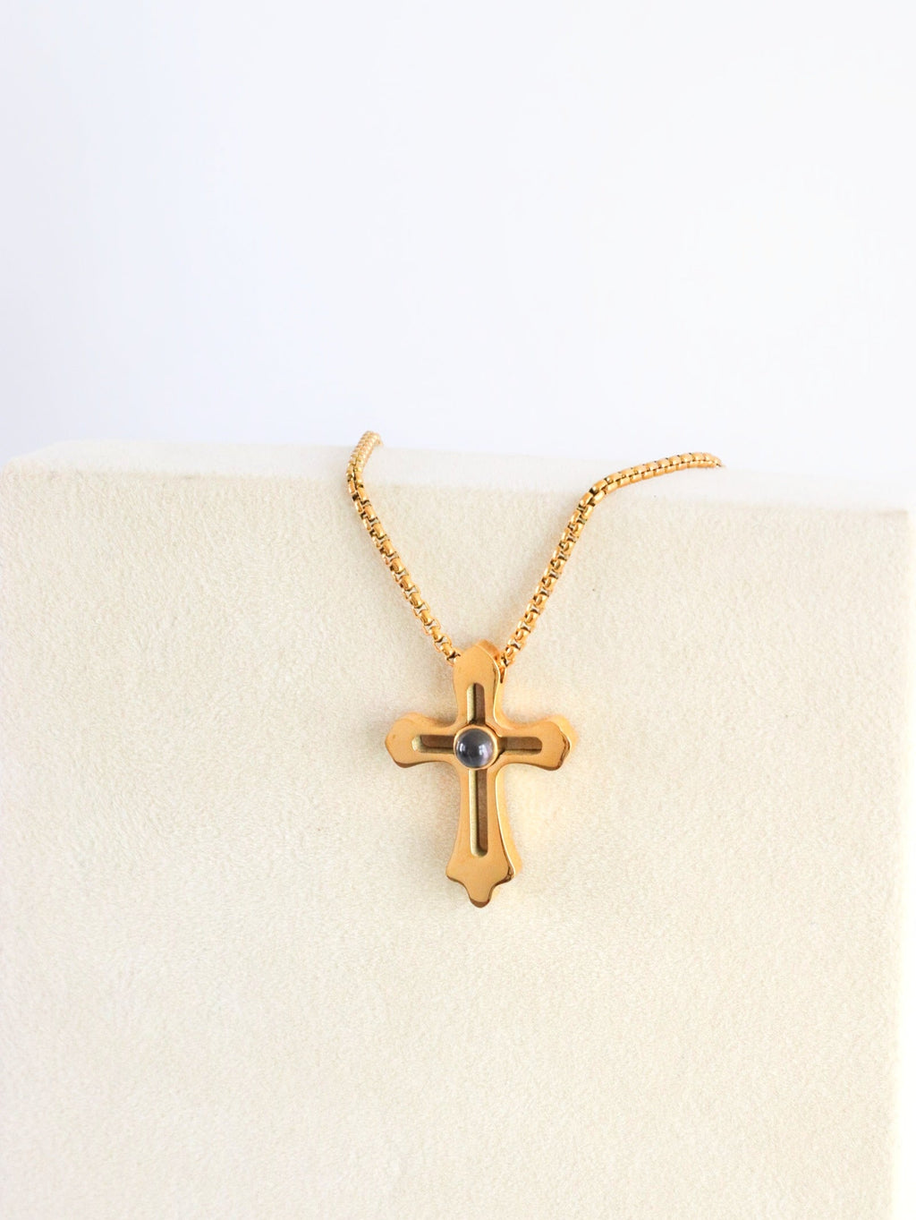 Cadena cruz titán ojo de cristal