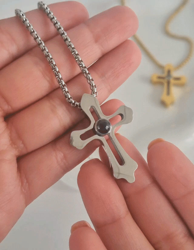 Cadena cruz titán ojo de cristal